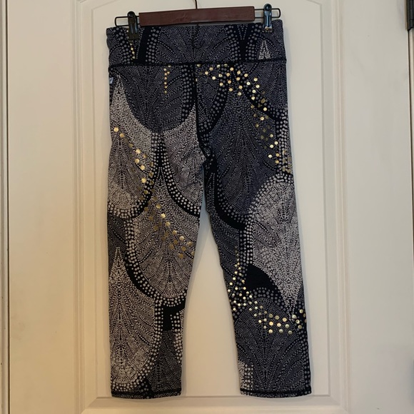 Fun Fabletics Capris - Picture 2 of 4
